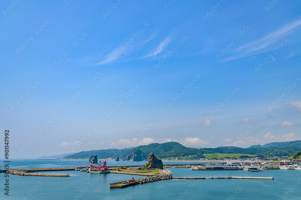 Naklejka premium 北海道日高の様似漁港とエンルム岬 