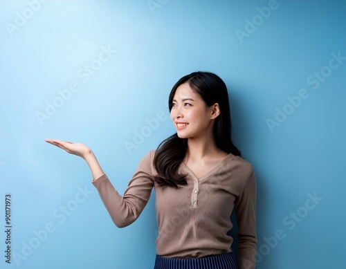 笑顔で案内する女性