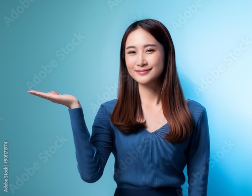 笑顔で案内する女性