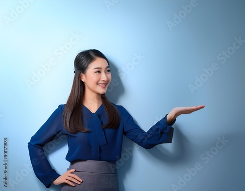 笑顔で案内する女性