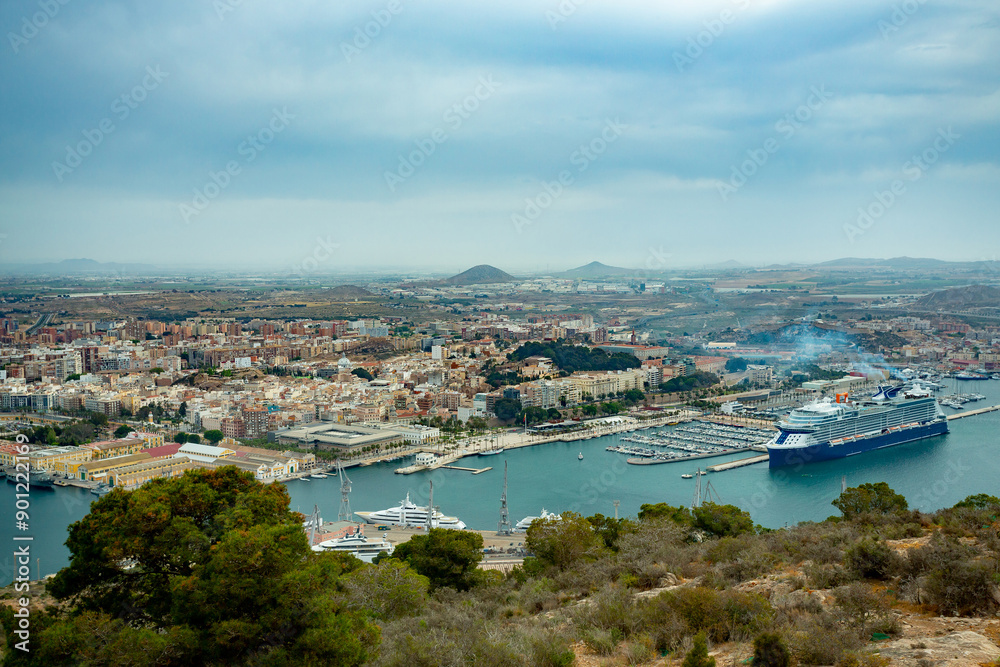 Naklejka premium Cartagena, Hiszpania. Widok na port i miasto 