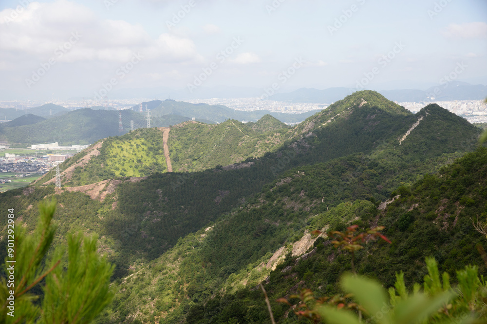 Obraz premium 兵庫県・高砂市高御座山の早朝登山霞の出た日