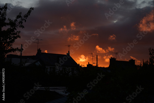 Coucher de soleil sur les toits