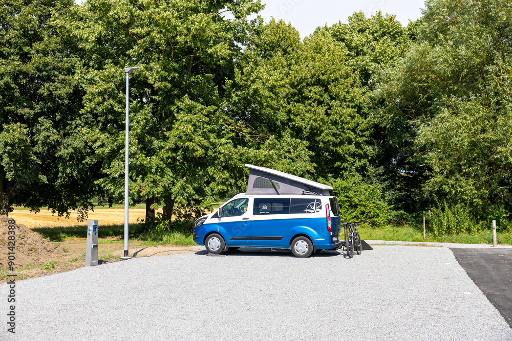 Camper auf einem Stellplatz