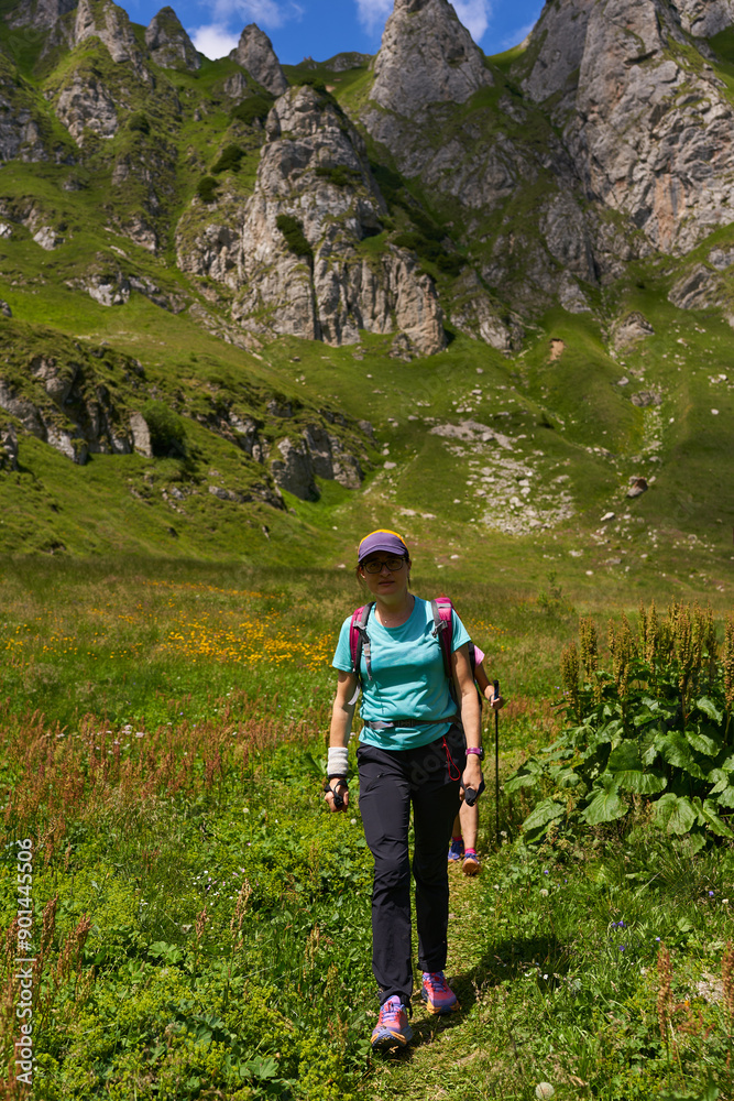 Obraz premium Hiker women with backpacks on a trail