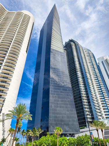 Foto Sunny Isles Beach, Florida - Rows of luxury waterfront condos along Collins Avenue