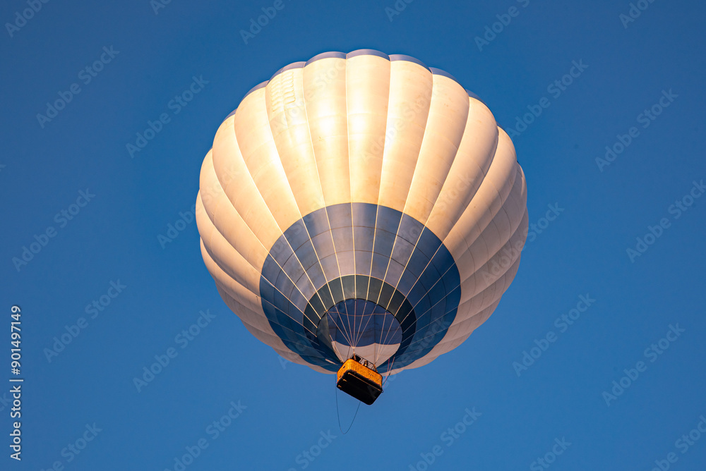 Obraz premium A hot air balloon floating in the blue sky. Bottom view
