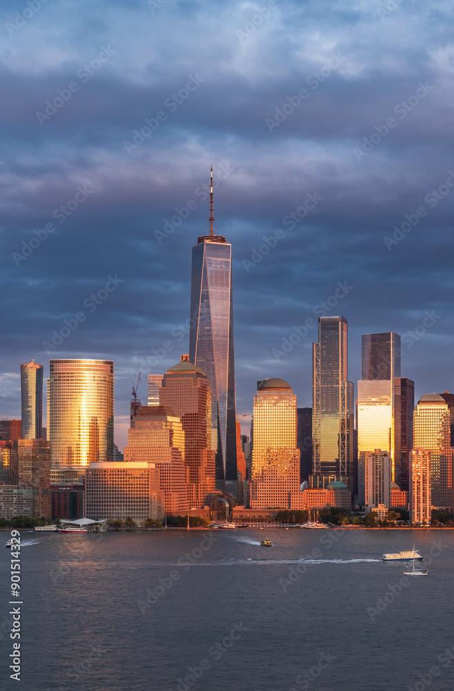 Obraz premium New York City Skyline in Beautiful Clouds, USA.