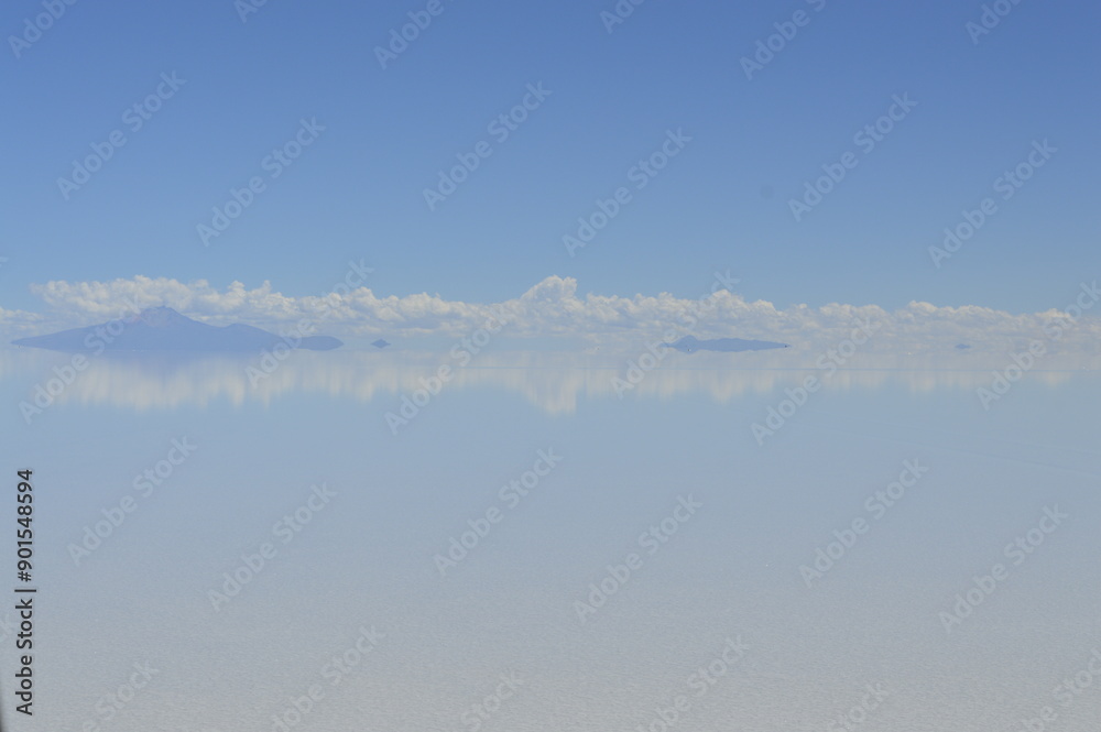 Nuvens brancas no horizonte do Salar de Uyuni Nuvens brancas no horizonte do Salar de Uyuni