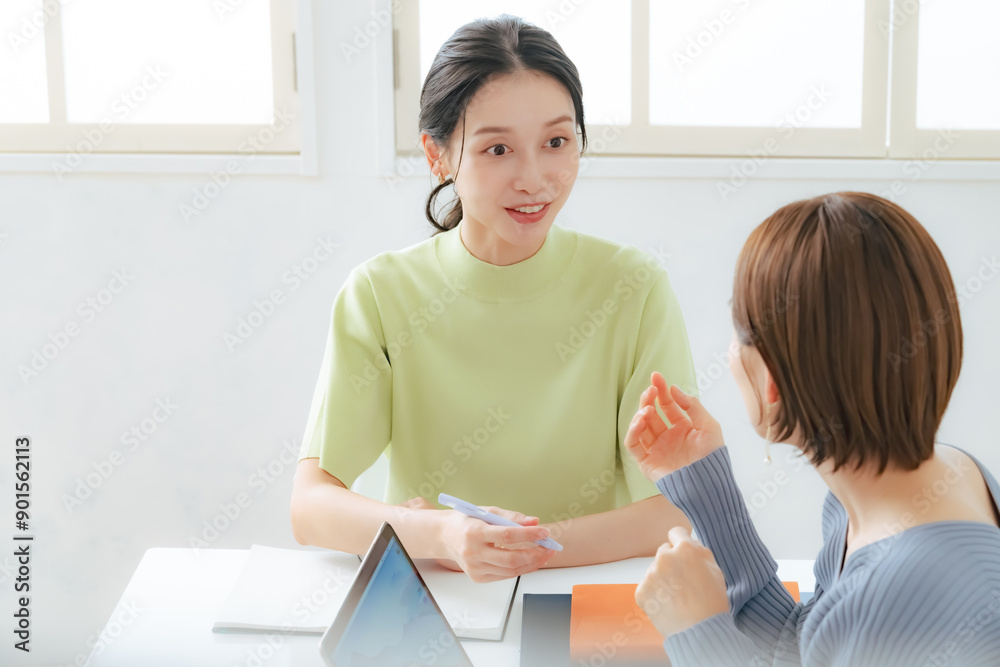 室内で会話する女性グループ Stock Photo | Adobe Stock
