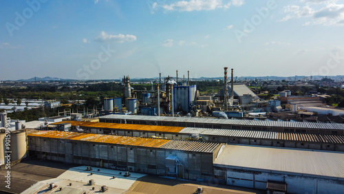 Visão aérea de uma indústria de papel em funcionamento, destacando a produção e o maquinário usado no processo industrial de fabricação de papel e celulose photo