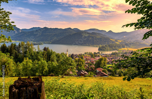 Grandioser Panoramablick mit Abendsonne über Schliersee und der Bergwelt im bayerischen Voralpenland, Deutschland, Europa photo