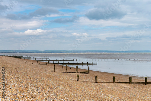 Foto Panoramic view of the pebblestone coastline near Littlestone-on-Sea, Kent, UK wi