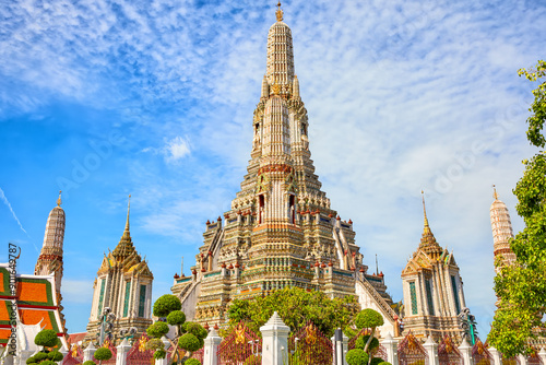 Tableau sur toile Wat Arun Ratchawararam Ratchawaramahawihan, The Temple of Dawn in Bangkok, Thail