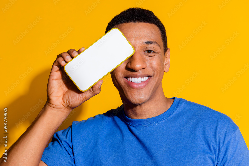 Φωτογραφία Photo portrait of pretty young male hold white screen device cover eye wear tren
