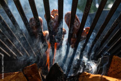 Grillieren von Würsten auf dem Grill mit Holzfeuer