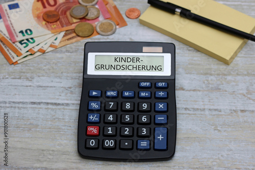 Taschenrechner mit dem Text Kindergrundsicherung. photo