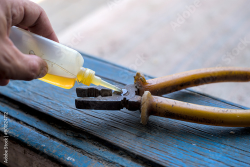 Canvas-taulu Lubricating of rusty pliers with oil