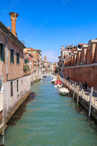 Maisons et bateaux sur les canaux de Venise photo