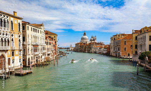 Fototapeta Naklejka Na Ścianę i Meble -  Maisons et pont sur les canaux de Venise en Italie