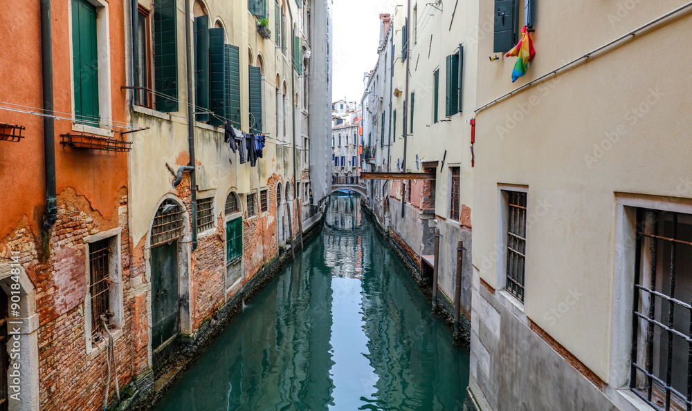 Maisons et pont sur les canaux de Venise en Italie Maisons et pont sur les canaux de Venise en Italie