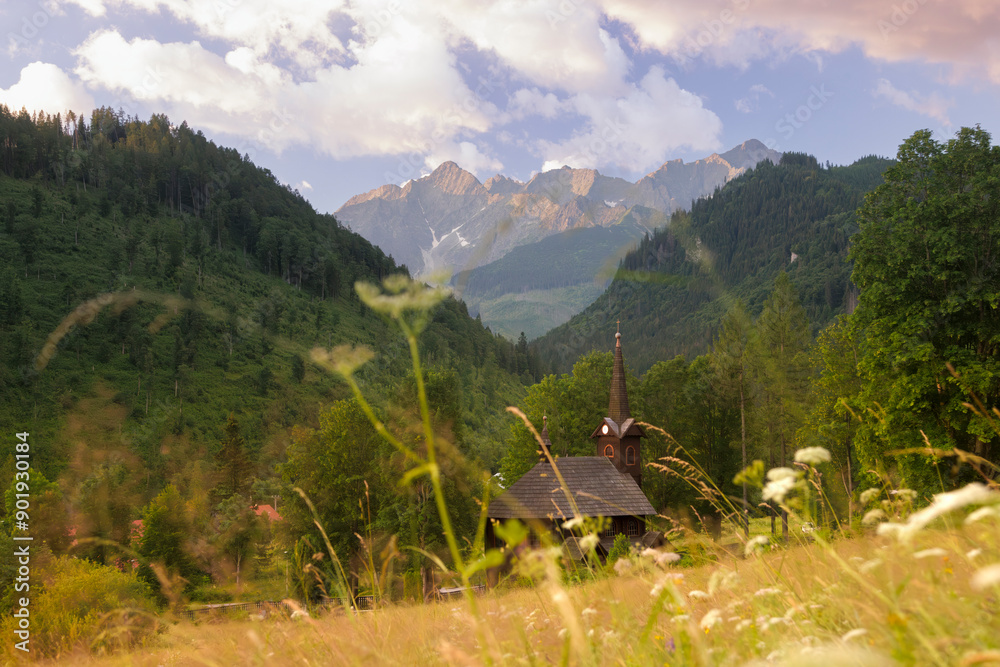 Φωτογραφία little wooden church in the mountains, Tatranska Javorina, High Tatras, Slovakia