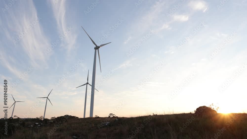 Gerador de Energia de turbinas eólicas e tecnologia à medida que o sol se põe.