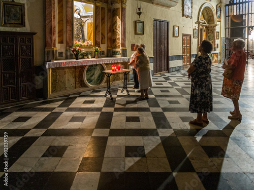 Fotografía Devotees Praying to Santa Rita de Casia in Sanlucar de Barrameda Church