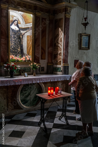 Fotografía Devotees Praying to Santa Rita de Casia in Sanlucar de Barrameda Church