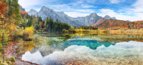 Konstfotografi Breathtaking autumn scene of sunny morning on Almsee lake.