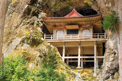 洞窟の中から歴史を見つめる不動院岩屋堂 photo