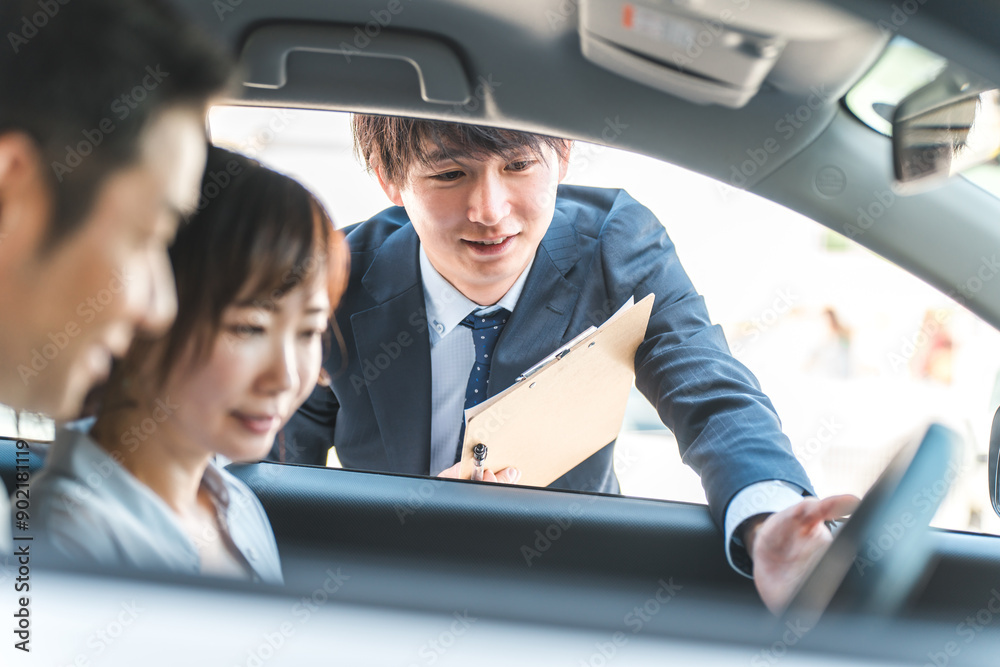 自動車購入・査定・買取にきた顧客を接客するセールスマンの若いアジア人男性
自動車購入・査定・買取にきた顧客を接客するセールスマンの若いアジア人男性