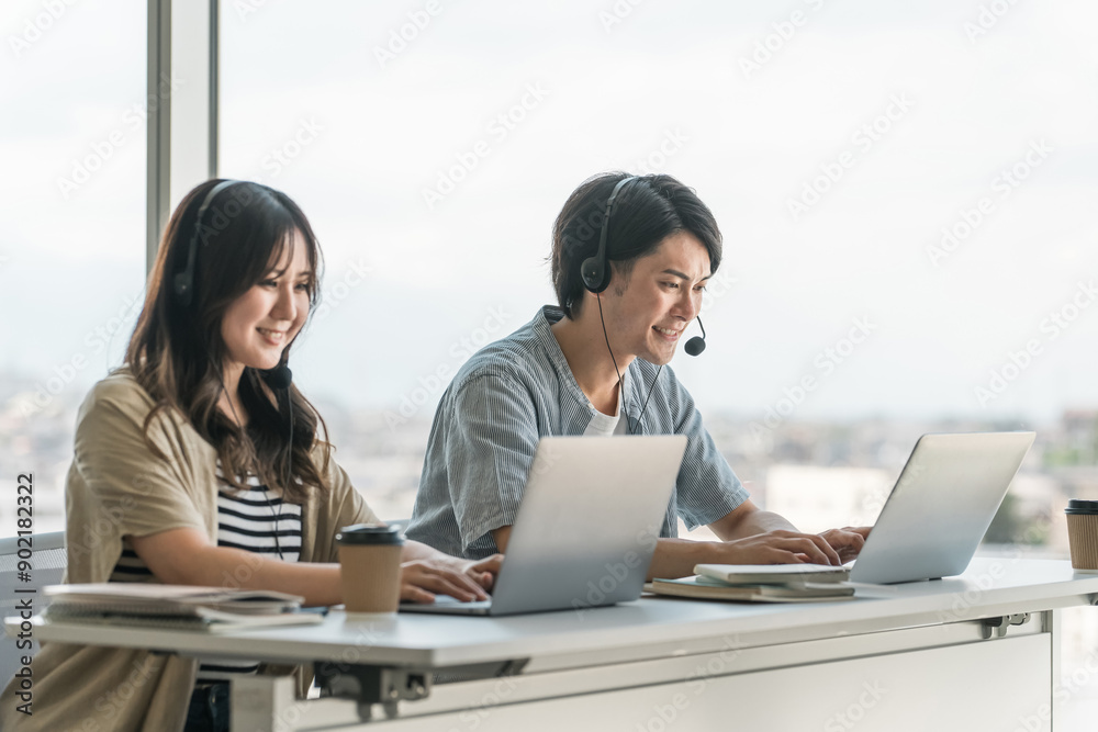ヘッドセットをつけて通信教育・英会話教室・Web会議・オンライン授業・勉強をする大学生・高校生
ヘッドセットをつけて通信教育・英会話教室・Web会議・オンライン授業・勉強をする大学生・高校生