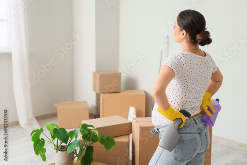 Young pregnant woman with r...
