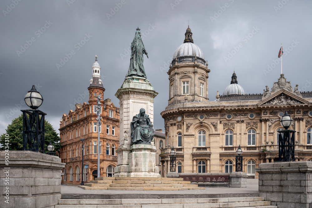 Obraz premium Victoria Square with statues and surrounding buildings, Hull, UK.