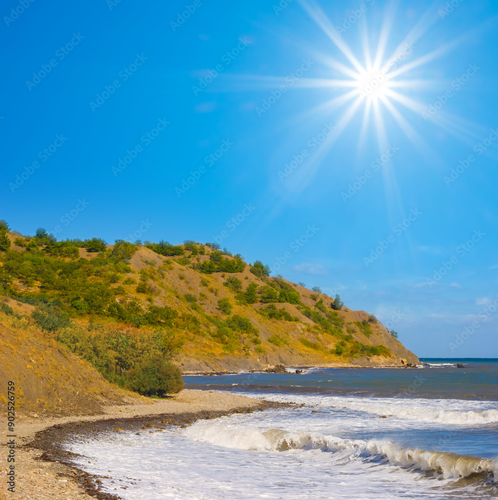 Obraz premium sea bay with rocky cape at the sunny day