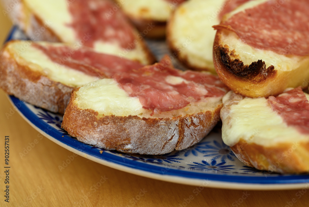 Bruschetta z mozzarellą i salami Bruschetta z mozzarellą i salami