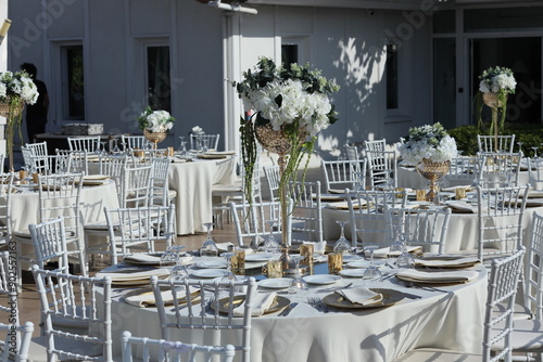 Obraz na płótnie Elegant Outdoor Wedding Reception with White Chiavari Chairs and Floral Centerpieces w salonie