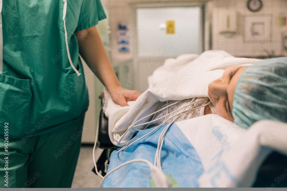 Obraz premium Physician with patient while monitoring heart rate prior to surgery