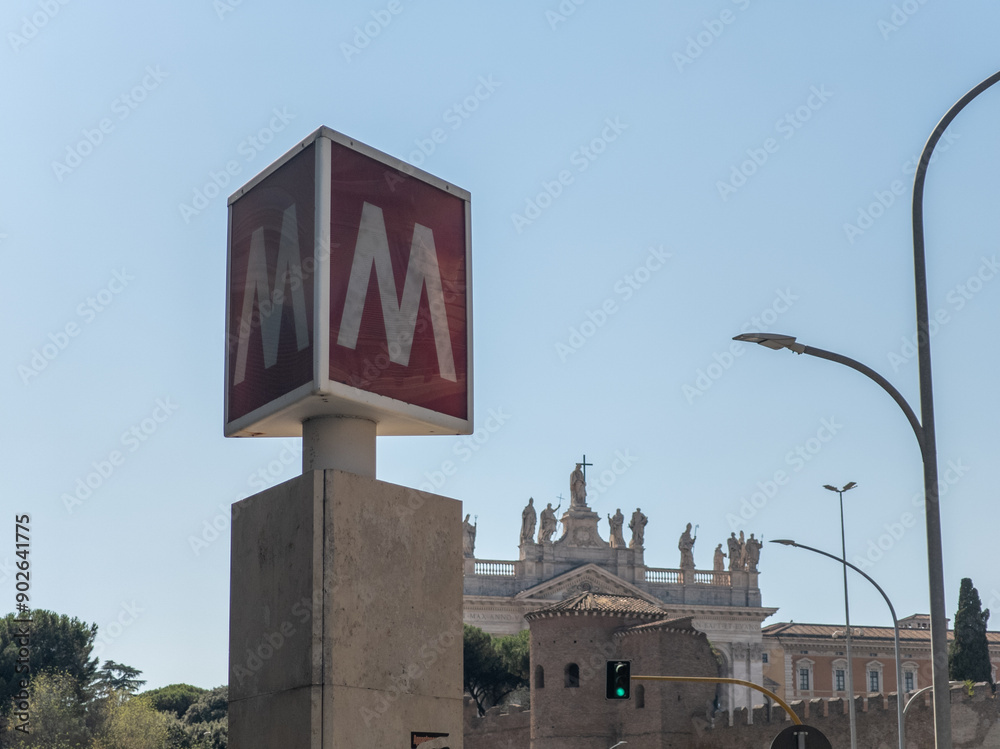 Fototapeta premium Fermata metro Roma, sullo sfondo la basilica di San Giovanni in Laterano