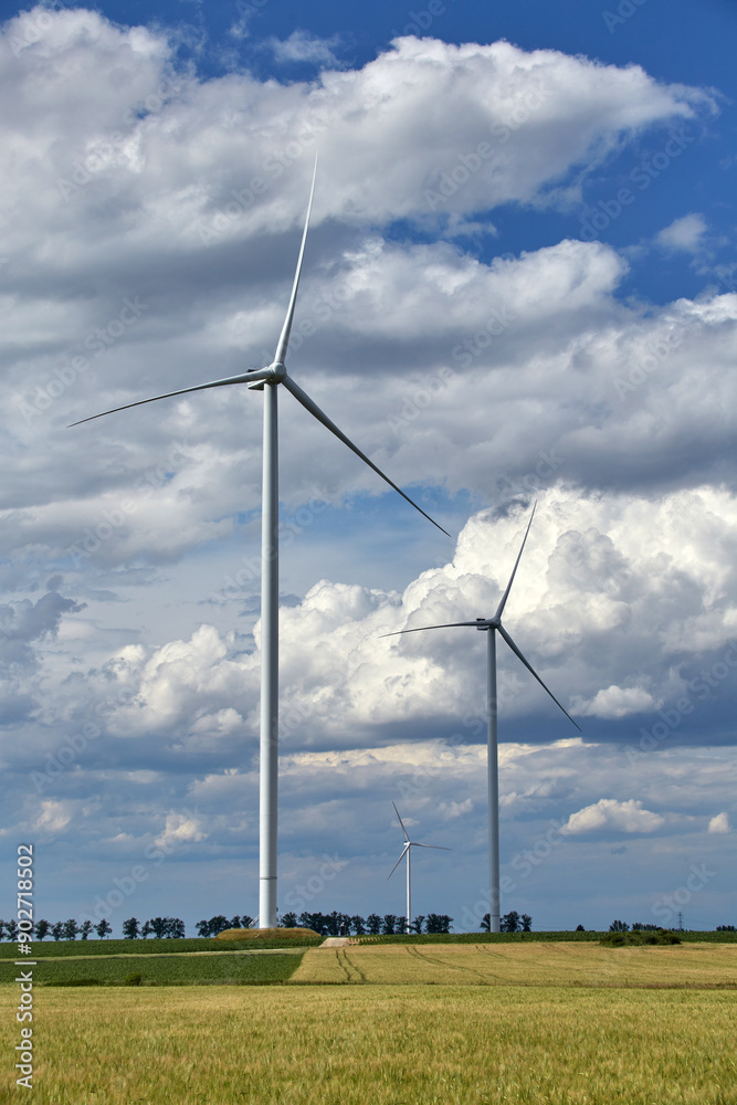 Elektrownia wiatrowa - wiatraki na tle nieba z chmurami Elektrownia wiatrowa - wiatraki na tle nieba z chmurami