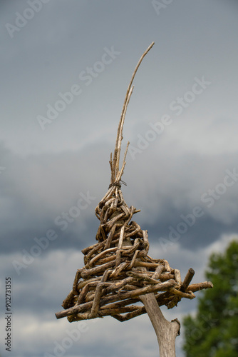 Flechten mit Holz, Schmuck für den Garten photo