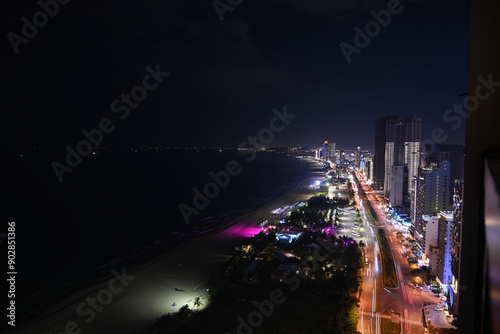 panorama nocturne de Danang , Vietnam photo