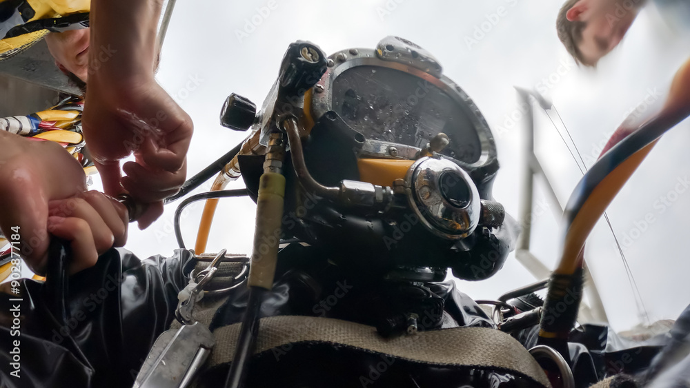 Obraz premium Diver assisted by tender before water entry