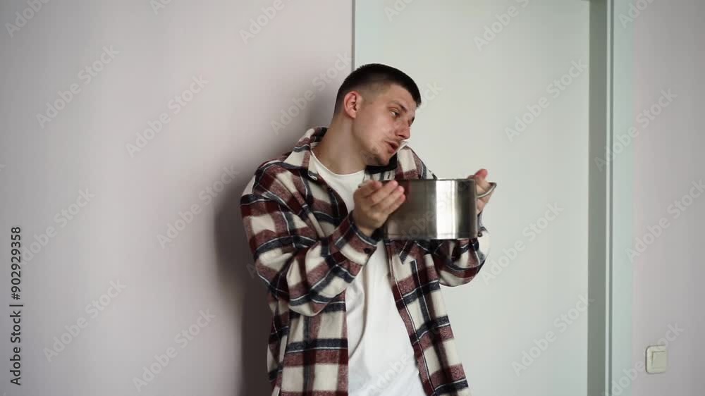The roof is leaking.
A man with a saucepan calls emergency services.
Flood in the apartment The roof is leaking.
A man with a saucepan calls emergency services.
Flood in the apartment