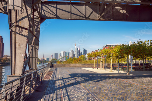 Blick von der Weseler Werft in Frankfurt am Main auf die Skyline, Hessen