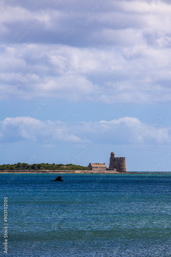 Île de Tatihou et son fort construit par Vauban depuis Saint-Vaast-la-Hougue Île de Tatihou et son fort construit par Vauban depuis Saint-Vaast-la-Hougue