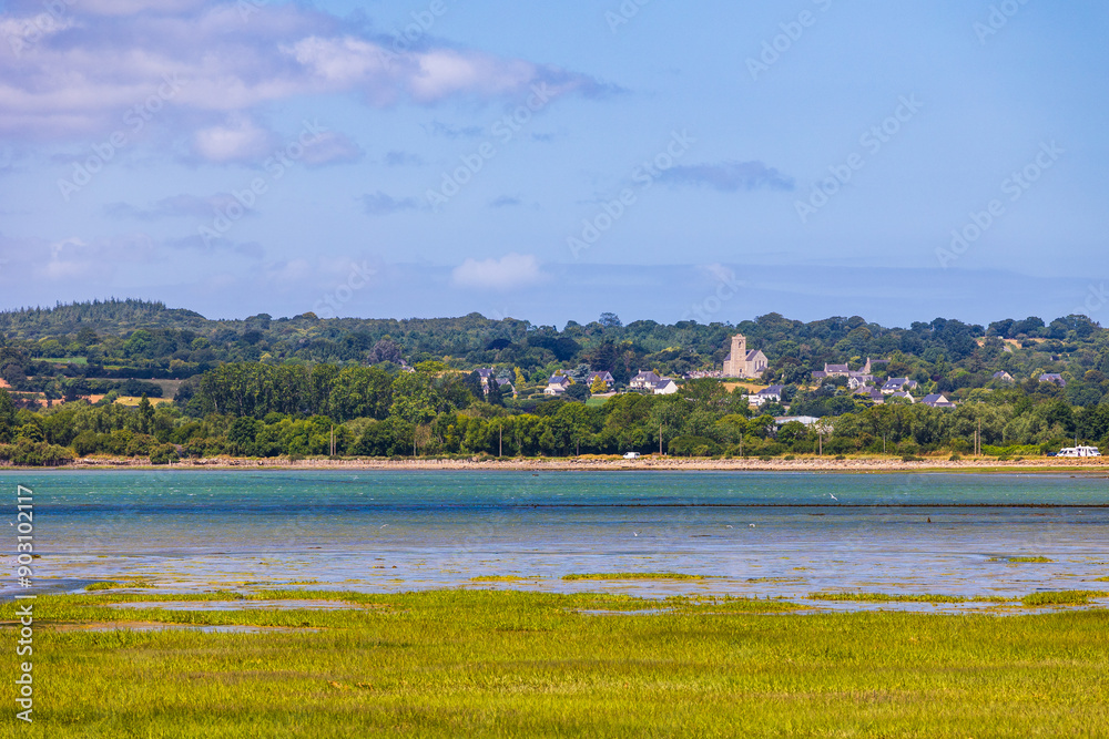Maisons au bord de la mer dans le village de Quettehou, de l’autre côté de l’anse du Cul-de-Loup depuis Saint-Vaast-la-Hougue