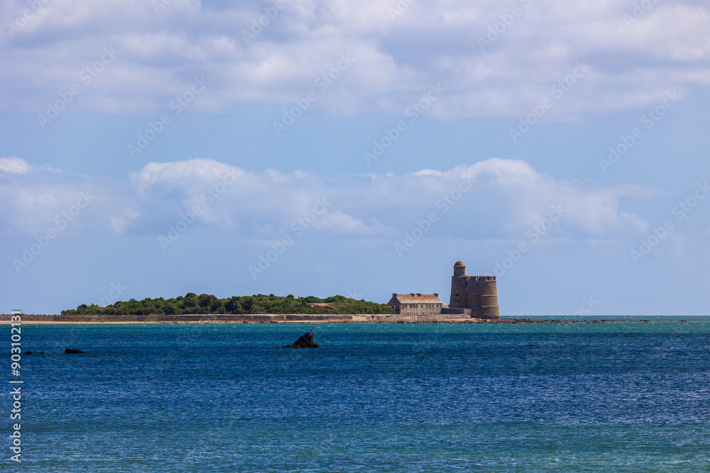 Île de Tatihou et son fort construit par Vauban depuis Saint-Vaast-la-Hougue Île de Tatihou et son fort construit par Vauban depuis Saint-Vaast-la-Hougue