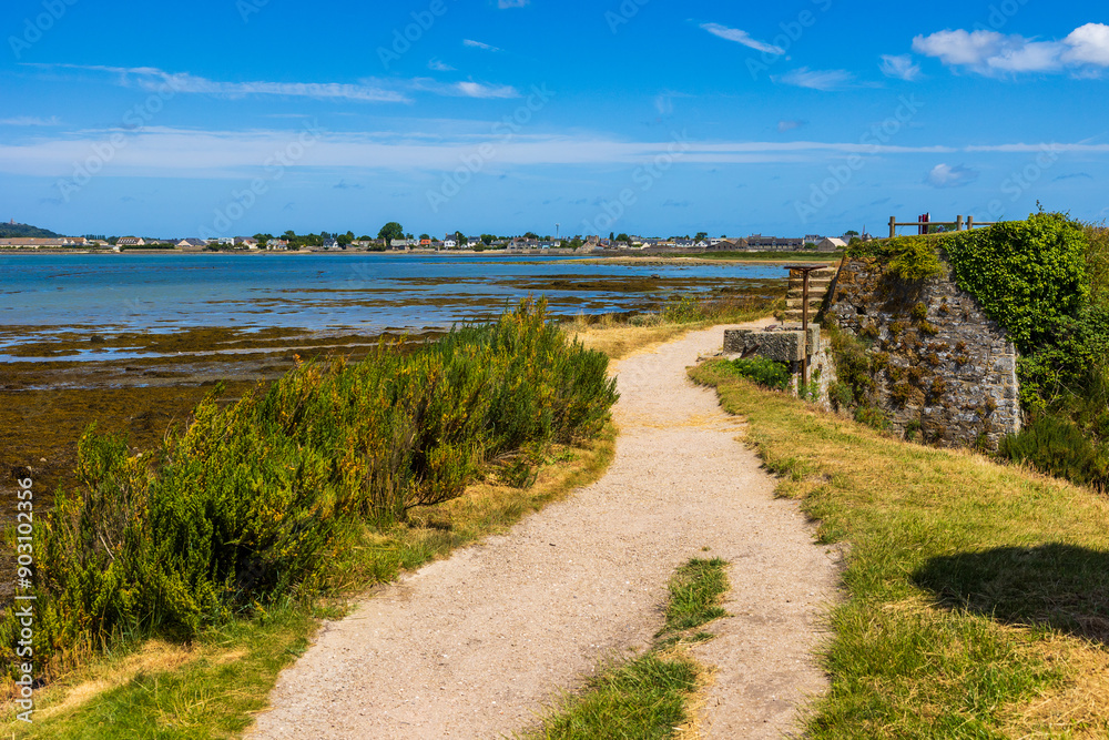 Anse du Cul-de-Loup depuis le fort de Hougue à Saint-Vaast-la-Hougue Anse du Cul-de-Loup depuis le fort de Hougue à Saint-Vaast-la-Hougue